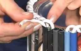 Tái chế tạp chí cũ thành bình hoa trang trí