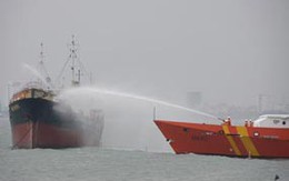 Dúng súng bắn dây cứu tàu cháy trên biển