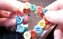 Làm vòng đeo tay từ nút áo