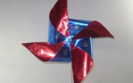 Biến giấy gói quà thành chong chóng