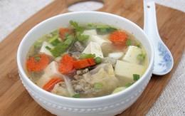 Canh gà nấu đậu phụ và rau củ