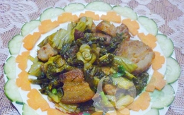 Thịt heo quay kho dưa cải chua