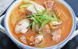 Nóng hổi canh nghêu kim chi cho bữa cơm ngày lạnh