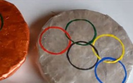 Chế huy chương làm quà cho bé yêu