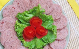 Tự tay làm nem chua nhậu Tết