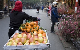 27 Tết, người dân “méo mặt” với giá trái cây