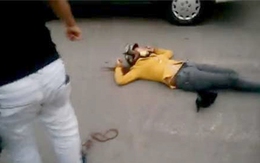 Hành hung người yêu giữa phố, người đàn ông bị dân vây đánh