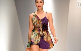 Vương Thu Phương lộ chân to khi mặc váy ngắn