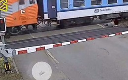 Kinh ngạc cụ ông bị tàu hỏa đâm vẫn không hề hấn gì