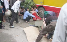 Chùm ảnh: Em gái thẫn thờ nhìn xác chị dưới gầm xe bus mất lái