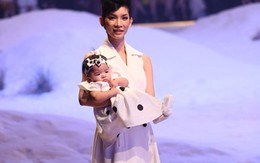 Xuân Lan bế con gái cưng lên sàn catwalk