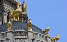 Lâu đài gắn 6 con gà dát vàng ở Hà Nội