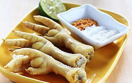 Chân gà luộc thuốc Bắc "lai rai" mùa bóng đá