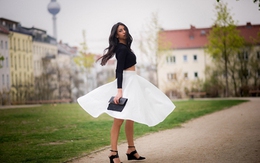 Tinh khôi chào thu cùng váy midi trắng