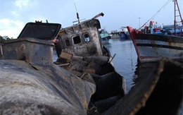 Nhiều người bị hất tung trong biển lửa do nổ tàu dầu