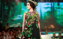 Vân Trang diện áo dài kết đầy hoa lá làm vedette ấn tượng