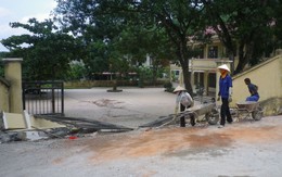Thanh Hóa: Ô tô kéo sập cổng trường, 5 người thương vong