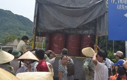 Thanh Hóa: Hàng trăm người dân chặn xe chở thuốc trừ sâu