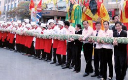 Bánh tét kỷ lục dài 37m, ngót 1 tấn