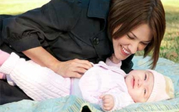 Tranh luận thú vị giữa 'bầu sữa' và 'bình sữa'