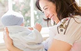 Tránh đau lưng khi nuôi con mọn