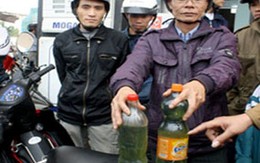 Vây cửa hàng vì nghi xăng bẩn