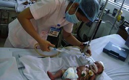 Mẹ không chích ngừa uốn ván, con suýt tử vong