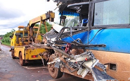 Tai nạn thảm khốc, xe buýt đấu đầu xe tải