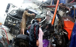 Xe tải đâm xe khách, 11 người gặp nạn