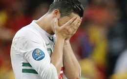 C.Ronaldo rớt nước mắt rời sân