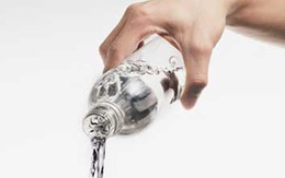 Nguy hiểm khi dùng nước khoáng sai cách