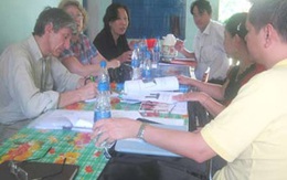 Chuyên gia y tế Bỉ góp sức tìm hiểu bệnh “da lạ”