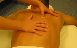 Massage bằng tay… 'cậu nhỏ' vẫn dính đòn 