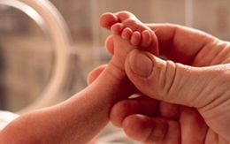 Bé trai bị đẻ non trên máy bay