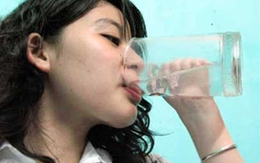 Bệnh tiềm ẩn do uống nhiều nước khoáng