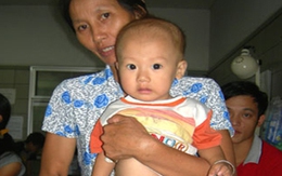 Bé 10 tháng tuổi giằng co với rắn lục