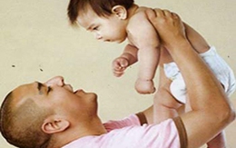 Con hỏng tay vì bố nhấc đùa