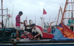 Người dân miền Trung chống bão Sơn Tinh