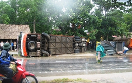 Hai xe đấu đầu trong mưa bão, 3 người tử nạn