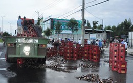 Hàng trăm két bia lăn lóc trên phố