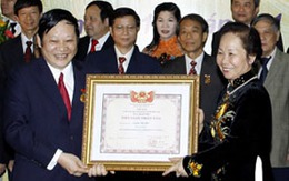 Thứ trưởng Nguyễn Viết Tiến nhận danh hiệu Nhà giáo Nhân dân