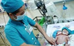 Bé gái 2 đầu vừa chào đời ở Sóc Trăng
