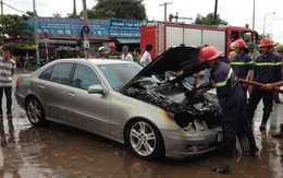 Xế hộp bạc tỷ đang chạy bốc cháy dữ dội 