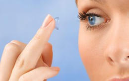 Có hay không chuyện đeo kính áp tròng bị ấu trùng làm tổ?
