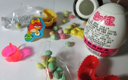 Nhập viện vì ăn kẹo trong đồ chơi Trung Quốc