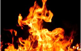 Nhân viên bán xăng bị thiêu cháy trong tư thế trói chân tay