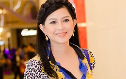 Mẹ chồng Hà Tăng nổi bật trong trang phục sặc sỡ