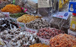 Nhấm ô mai rước chất độc vào người