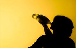 Kiều nữ uống rượu rồi đâm công an