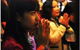 Người Hà Nội đổ về Văn Miếu ngày đầu năm